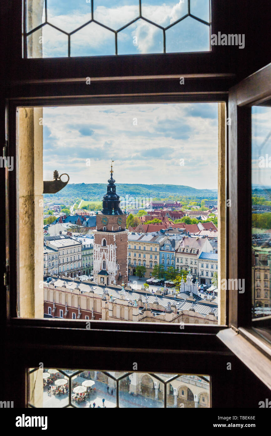 Krakau Polen. April 2019. Einen erhöhten Blick durch St Marys Basillica Fenster über die mittelalterliche Altstadt in Krakau, Polen Stockfoto