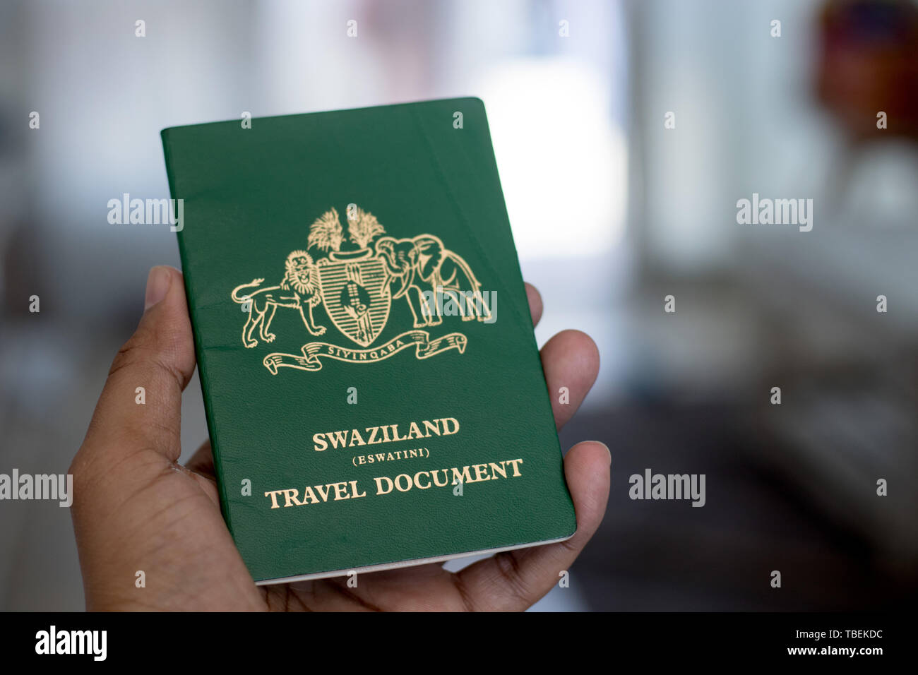 Kapstadt, Südafrika. 01. Juni 2019. Auch ein swasiland Reisepaß als Reisedokument in einer Hand bekannt. Stockfoto