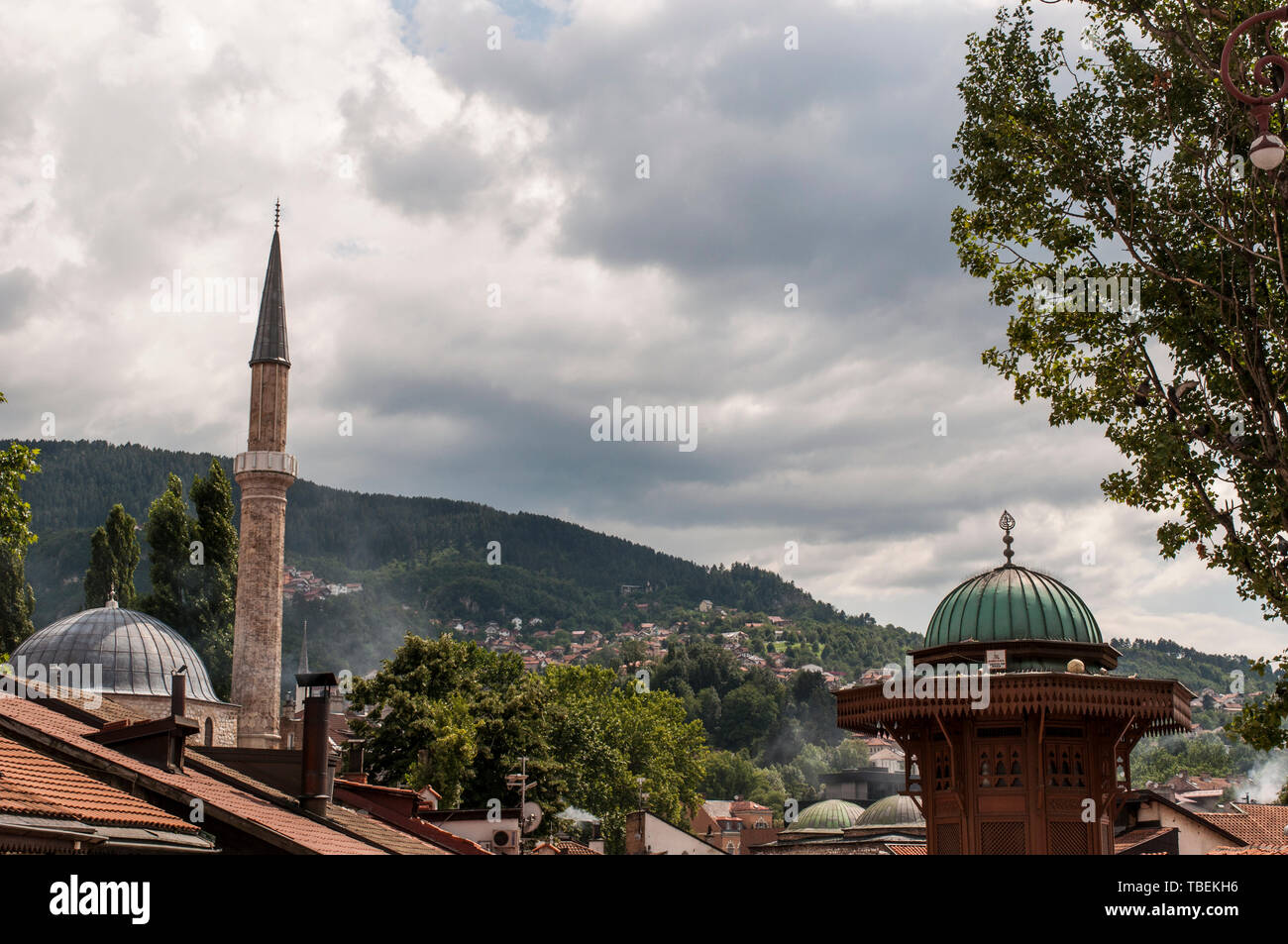 Bosnien und Herzegowina: Bascarsija, dem Basar, dem historischen und kulturellen Zentrum von Sarajevo mit seinem Wahrzeichen Sebilj, osmanischen Stil Holz- Brunnen Stockfoto