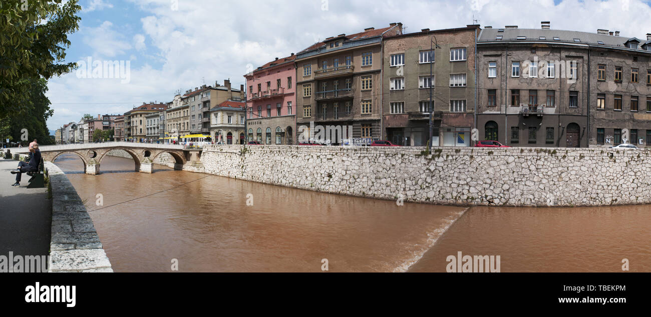 Sarajevo: die Skyline mit dem Lateinischen Brücke über den Fluss Miljacka, der Ort der Ermordung des Erzherzogs Franz Ferdinand von Österreich 1914 Stockfoto