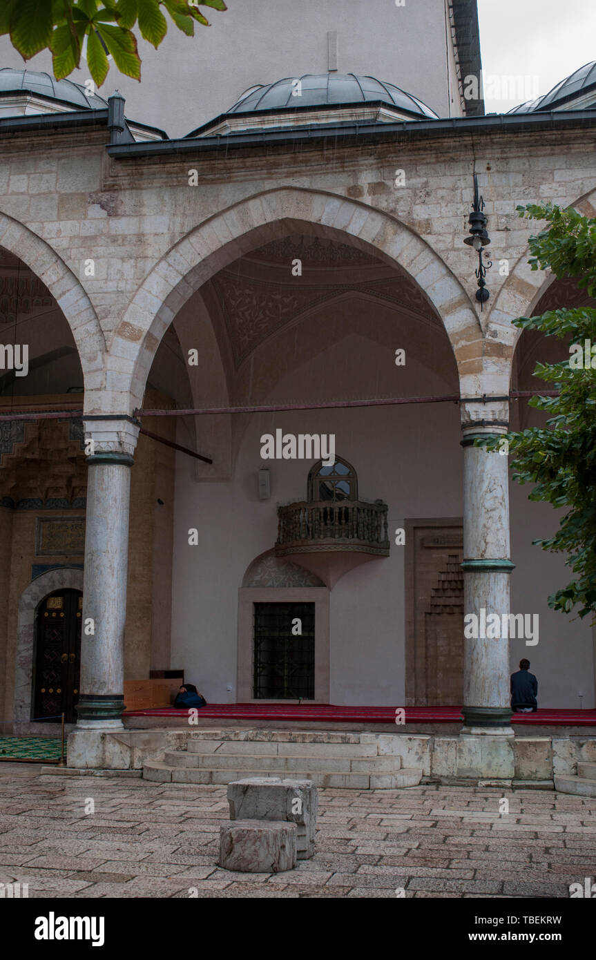 Sarajevo, Bosnien: ein muslimischer Mann beten in Richtung Mekka außerhalb der Gazi-husrev-Beg Moschee (1532) in der Altstadt Bascarsija Nachbarschaft Stockfoto