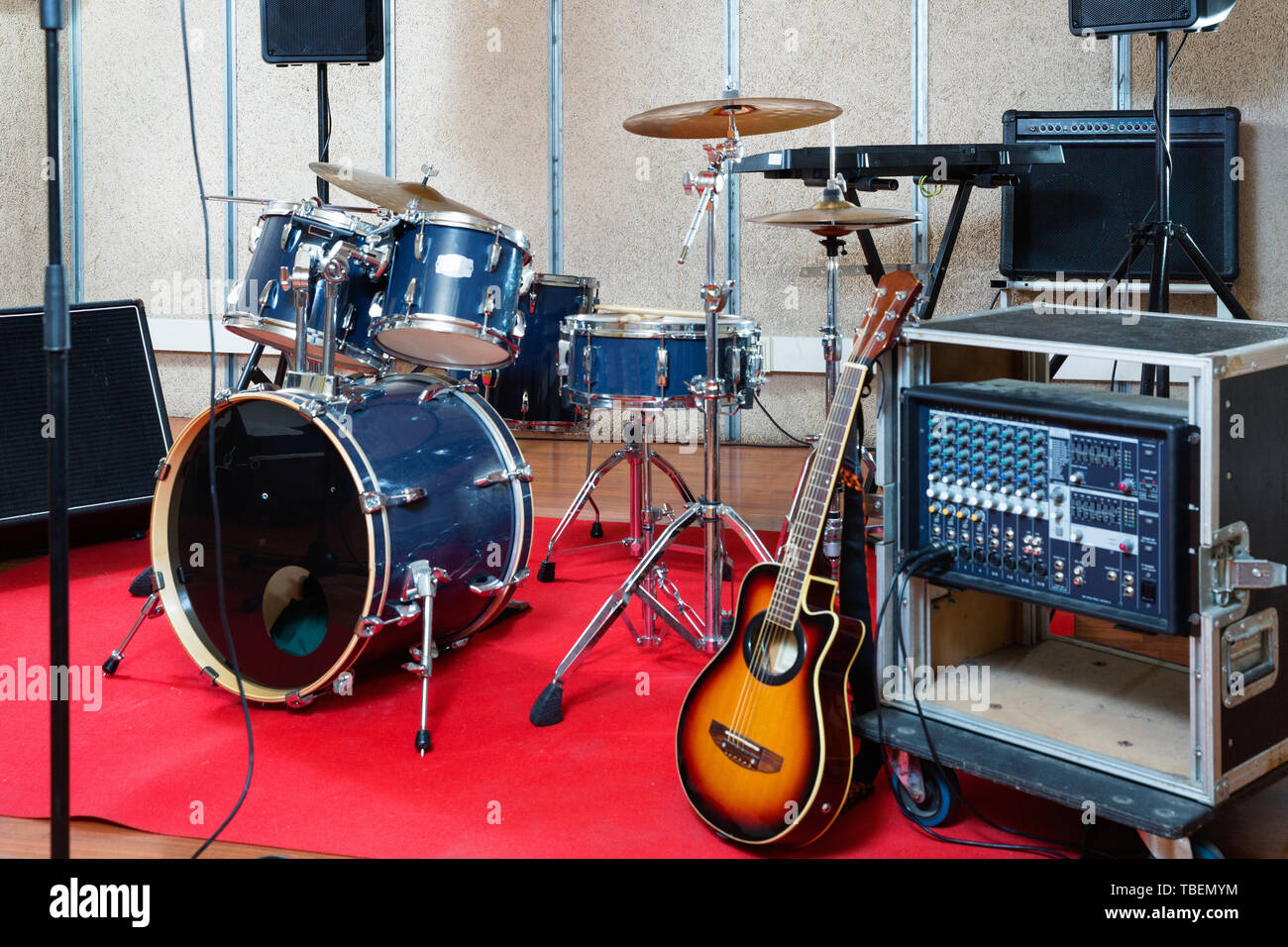 Der stilvolle, moderne Musikinstrumente bereit für die Probe der Musikkapelle im modernen Sound Studio Stockfoto