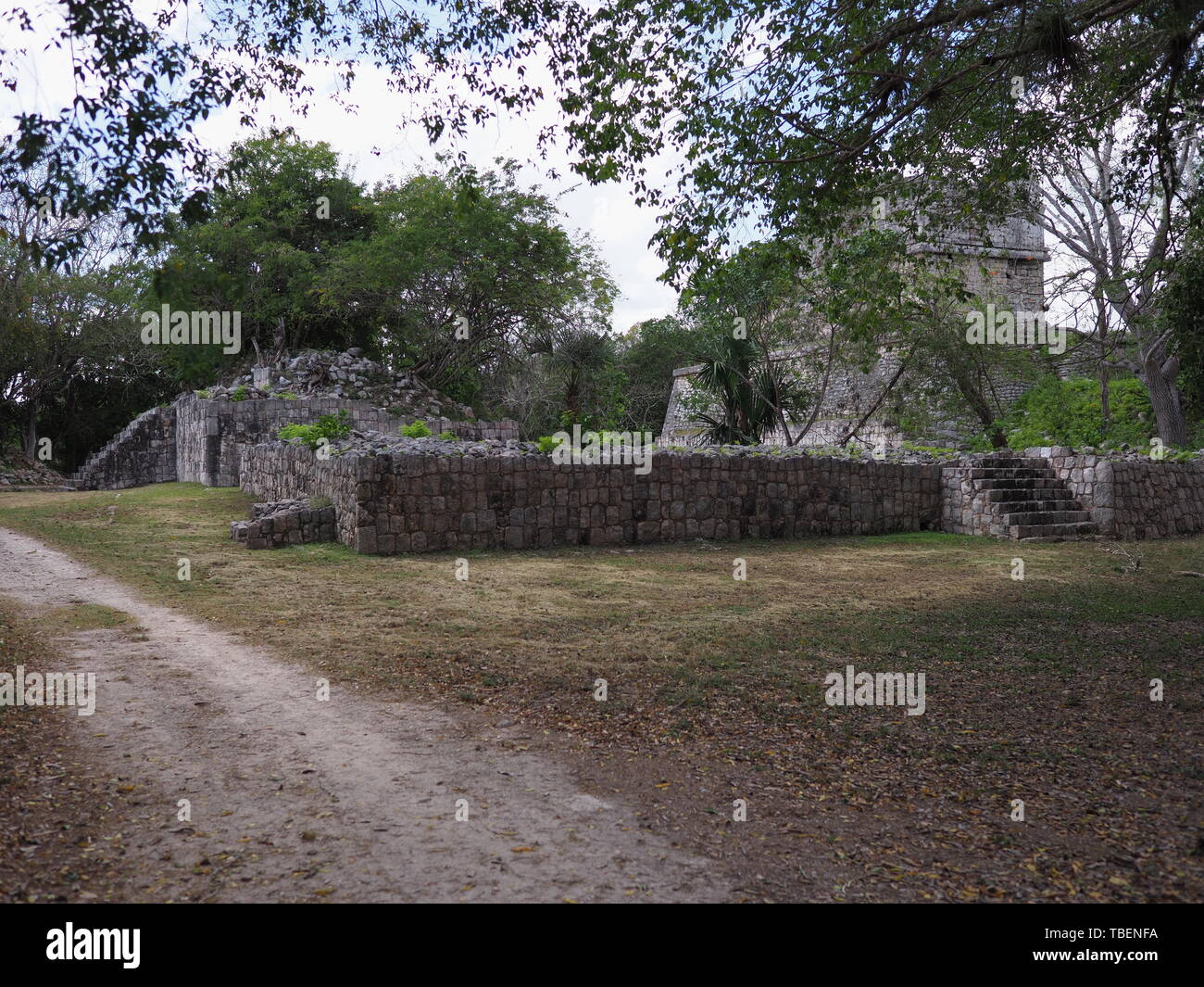 Der berühmte Tempel der Rehe Pyramide in Chichen Itza Maya Stadt, Ruinen am eindrucksvollsten archäologischen Stätten in Mexiko mit bewölkt blauer Himmel in 2018 Stockfoto