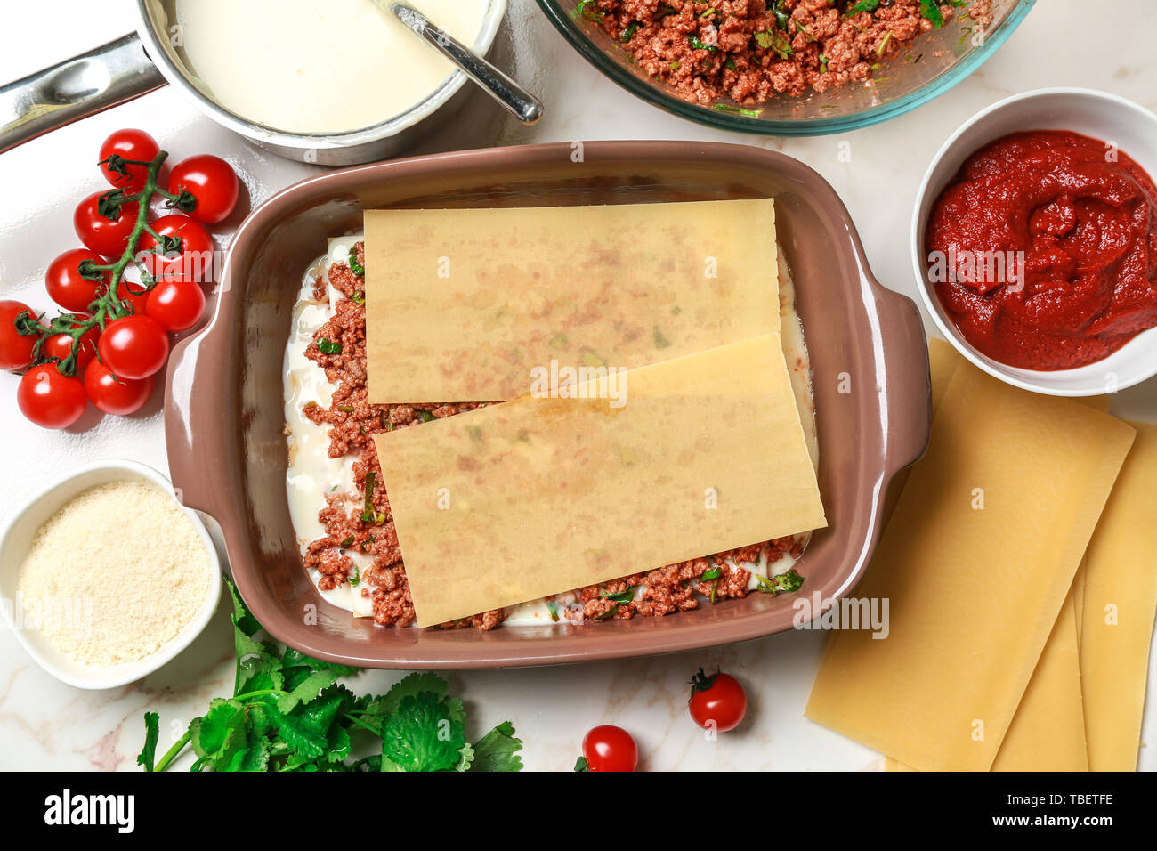 Ungekocht Lasagne im Licht Tabelle Stockfoto
