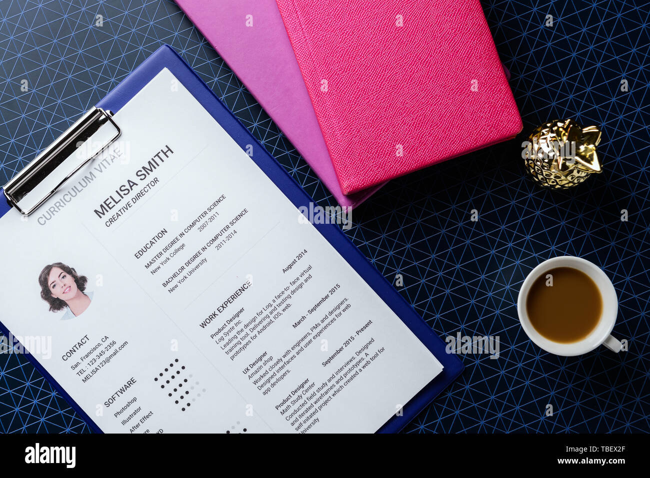 Job fortsetzen, auf farbigem Hintergrund Stockfoto