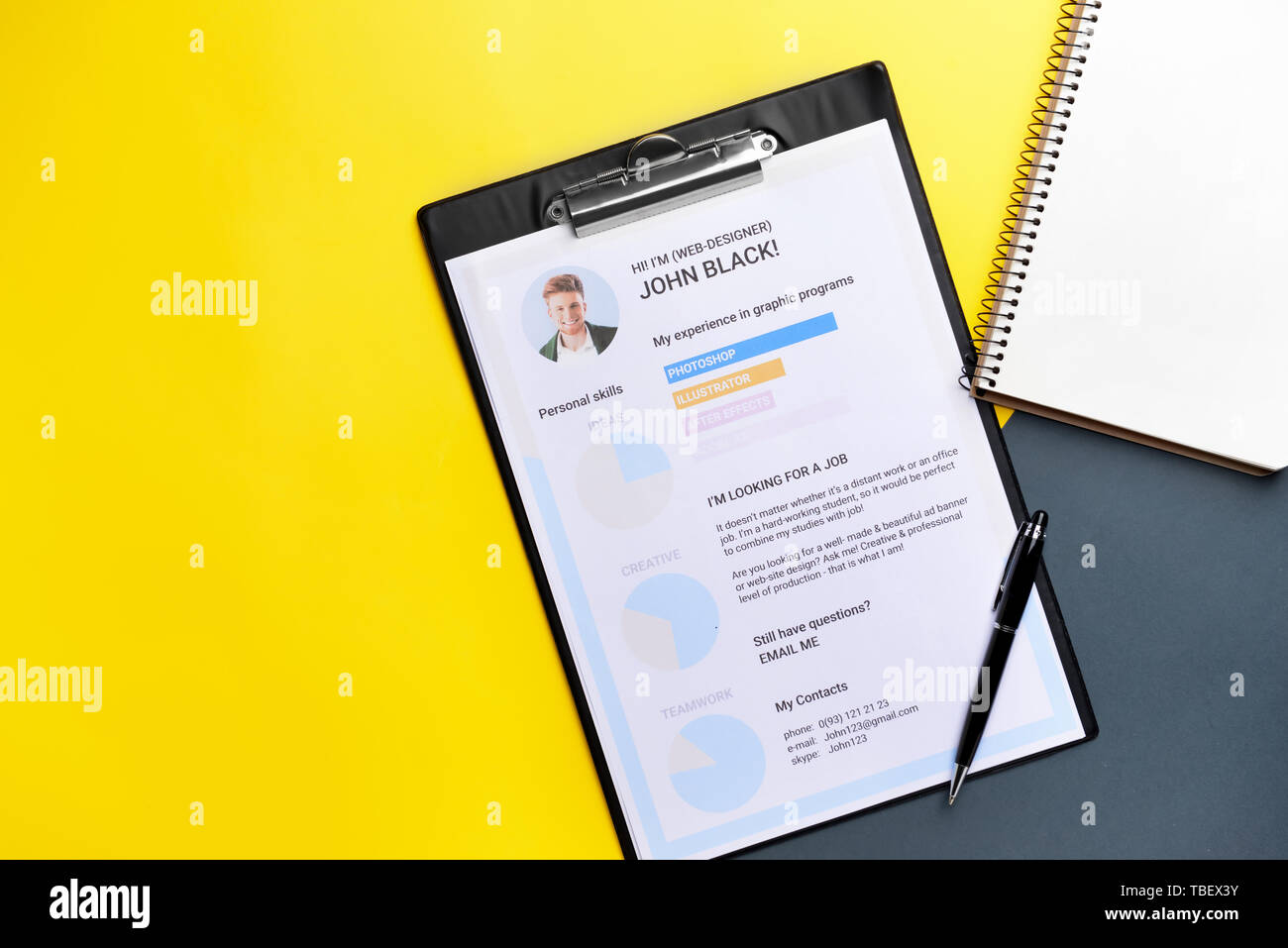 Job fortsetzen, auf farbigem Hintergrund Stockfoto
