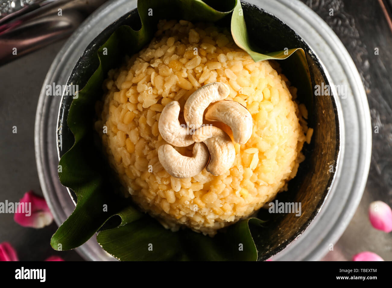 Schüssel mit traditionellen indischen Essen pongal auf Tisch Stockfoto