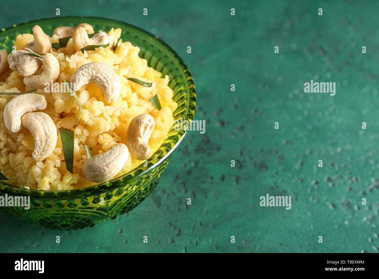 Schüssel mit traditionellen indischen Essen pongal auf Tisch Stockfoto