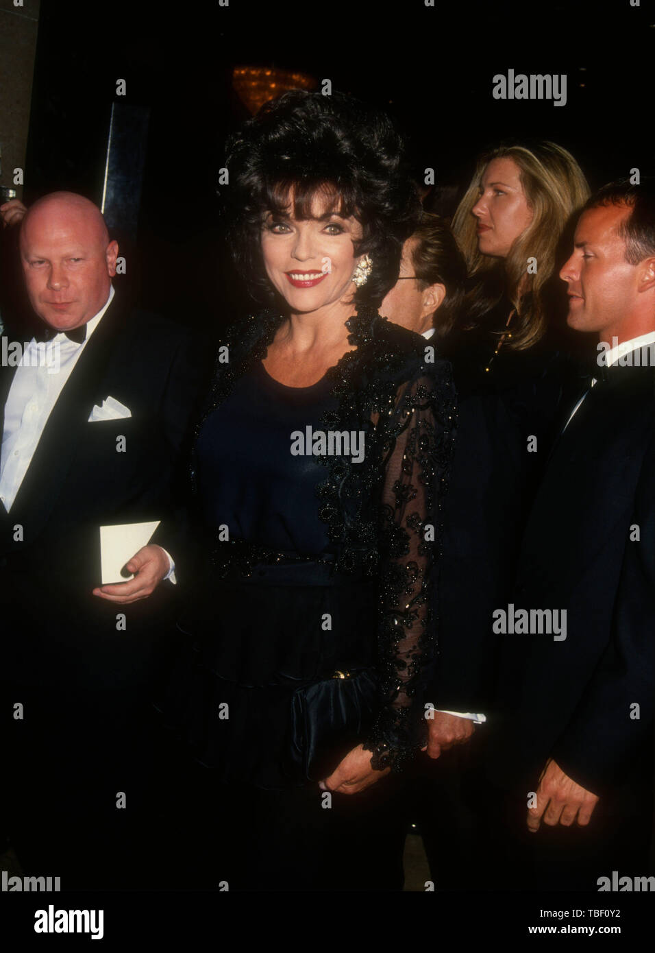 Beverly Hills, Kalifornien, USA, 1. Juni 1994 Schauspielerin Joan Collins den ersten USC Award für Führung in der Unterhaltungsindustrie zu Ehren George Lucas am 1. Juni 1994 im Beverly Hilton Hotel in Beverly Hills, Kalifornien, USA besucht. Foto von Barry King/Alamy Stock Foto Stockfoto