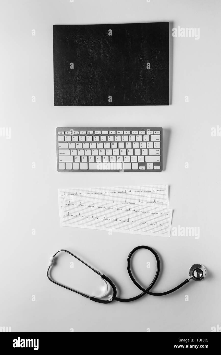 Komposition mit Stethoskop, cardiograms und Computer Tastatur auf weißem Hintergrund. Konzept der Online medizinische Beratung Stockfoto