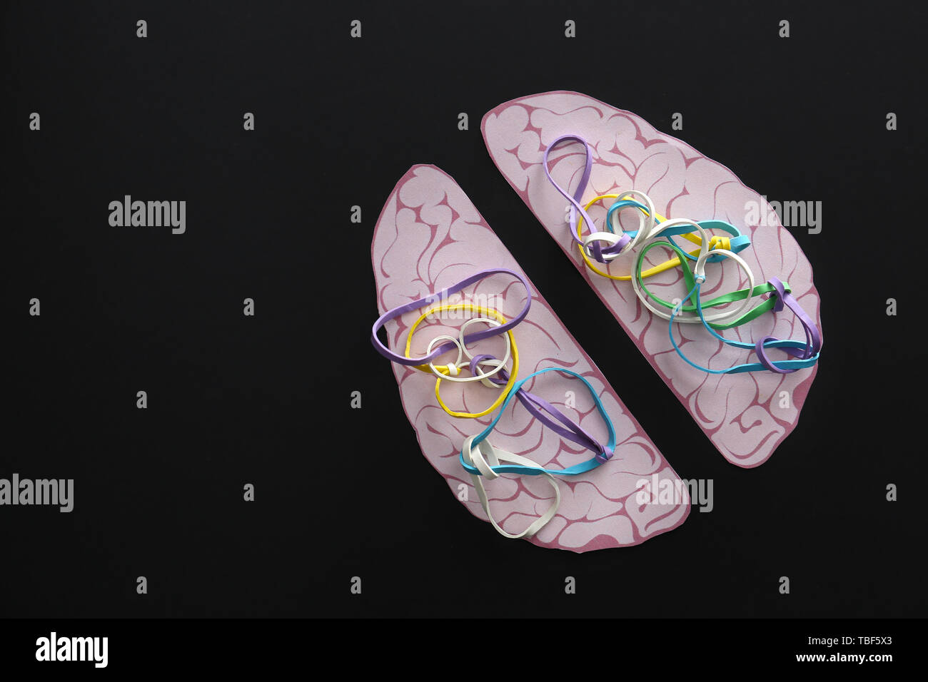 Gehirne mit Beläge auf dunklem Hintergrund. Konzept des Gehirns Stockfoto