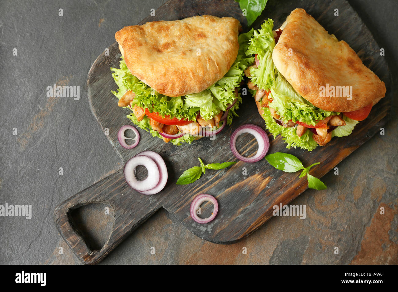 Lecker Döner auf Holzbrett Stockfoto