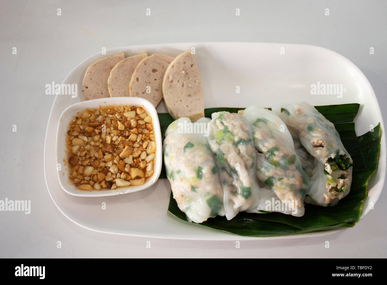 Essen eingestellt von Frühstück kow griep Pag mor oder Thai gedämpftem Reis - Haut Knödel Schweinefleisch Pakete mit Wurst aus Schweinefleisch und süßen Soße in einem lokalen Restaurant in Udon Stockfoto