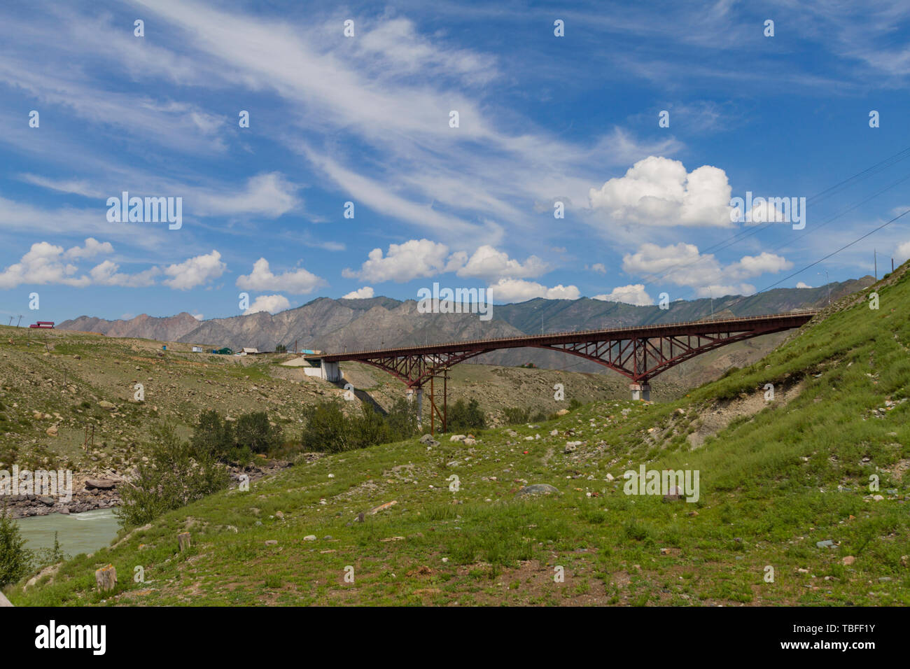 Neue Brücke über den Fluss Katun. Sommer sonnige Zeit. Stockfoto