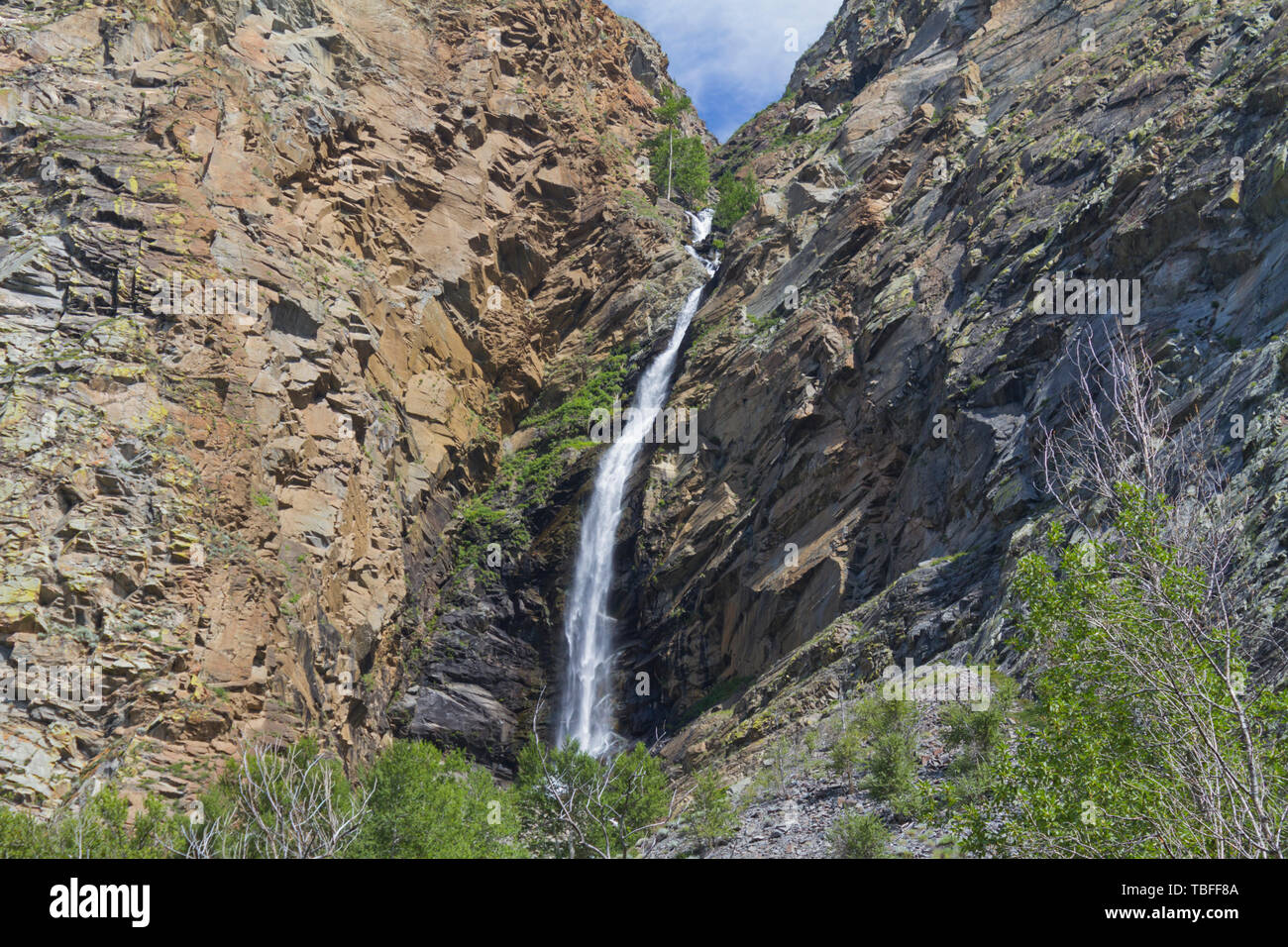 Wasserfall in Altay Berge. Schöne Natur Landschaft. Beliebte touristische distination. Stockfoto