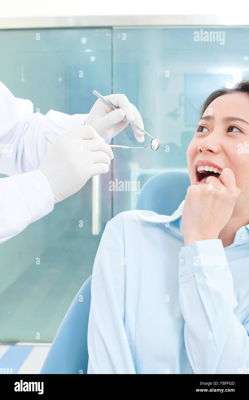 Ärzte behandeln Zähne mit Patienten in der Klinik Stockfoto