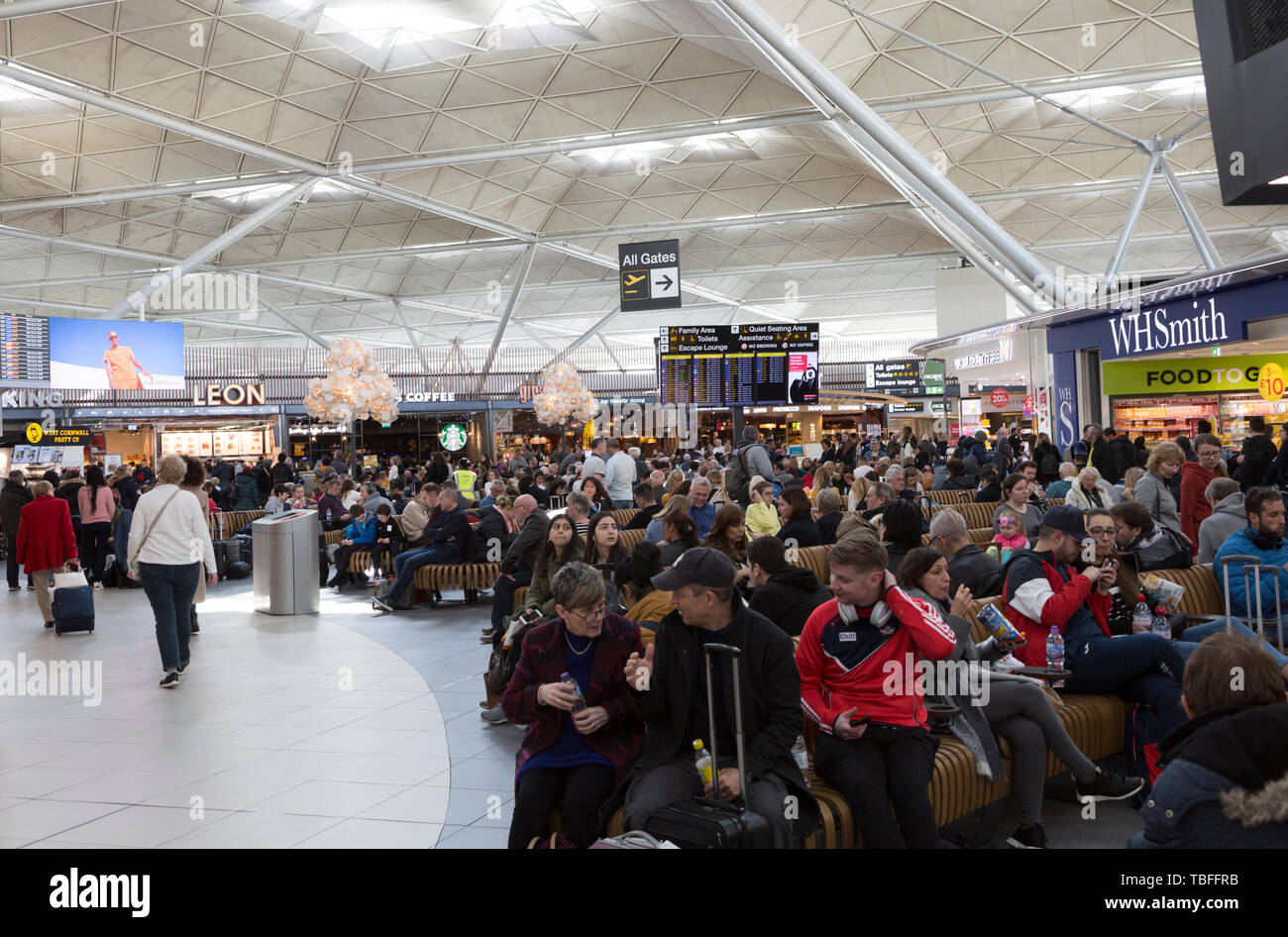 Menschen in Abflughallen Bereich am Flughafen Stansted, Essex, England, Großbritannien Stockfoto