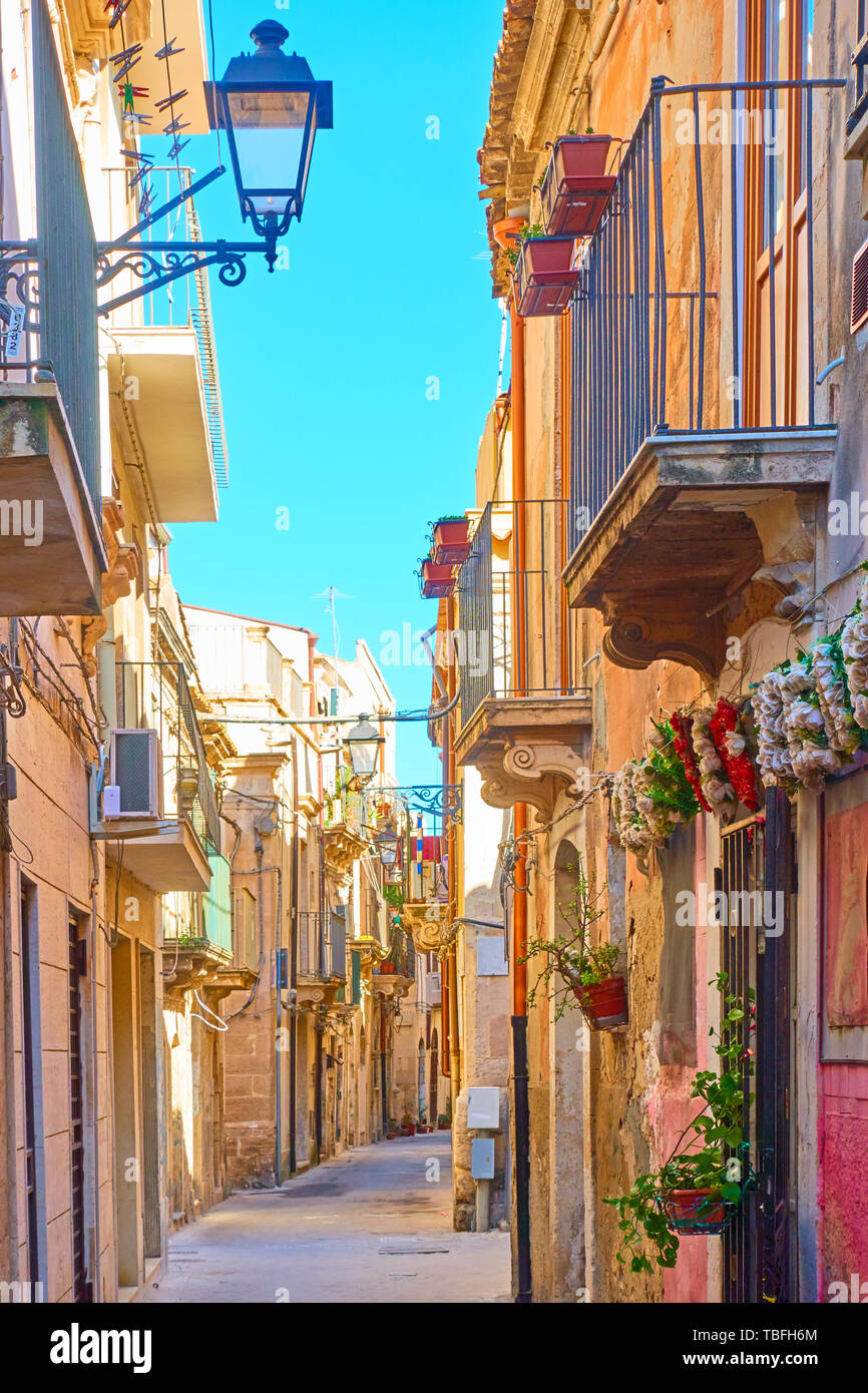 Alte Straße in der Altstadt von Syrakus, Sizilien, Italien Stockfoto