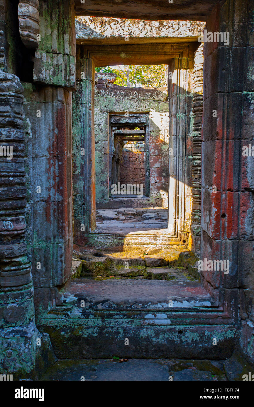 Perspektive der alten Türen in Angkor Wat, Siem Reap, Kambodscha Stockfoto