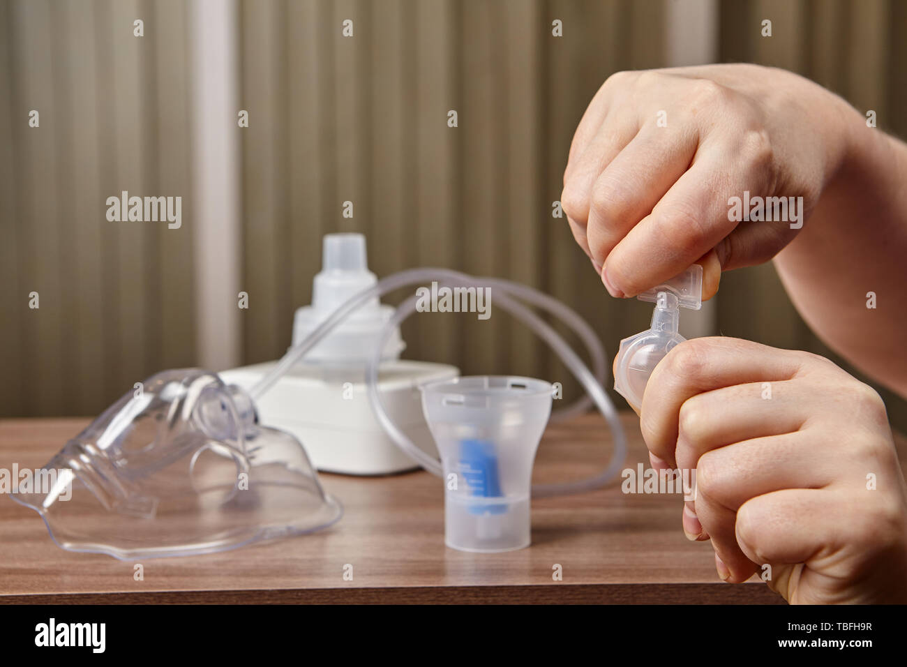 Mischen und die Medizin für Menschen mit Erkrankungen der Atemwege, es gibt Medikamente, Kompressor Vernebler System und vernebelung Rohr auf dem Tisch. Stockfoto