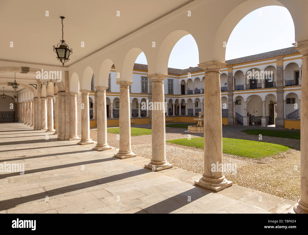 Kreuzgang collonade Marmorsäulen historischen Innenhof der Universität Evora, Evora, Alto Alentejo, Portugal, Südeuropa Stockfoto