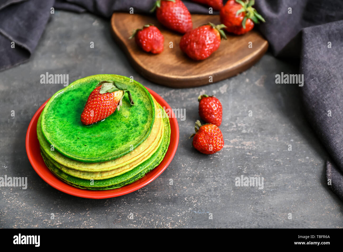 Mit leckeren grüne Pfannkuchen auf dunklem Hintergrund Platte Stockfoto