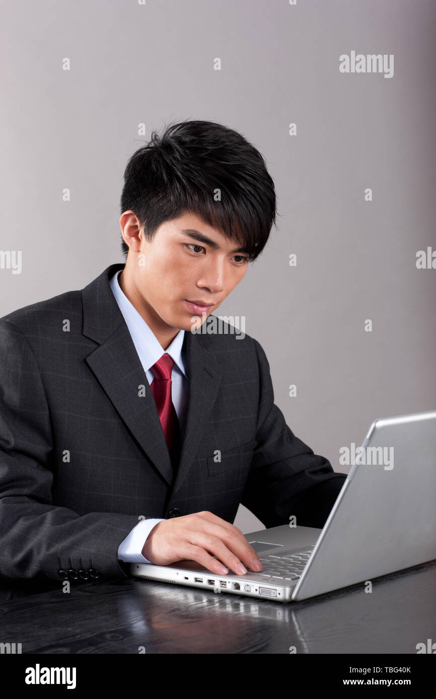 Ein männlicher Angestellter und einen Laptop. Stockfoto
