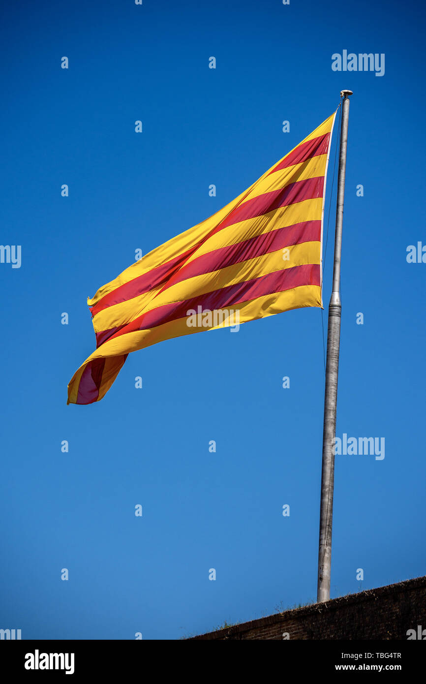 Senyera-katalanischen Flagge mit der Pole im Wind gegen ein strahlend blauer  Himmel Stockfotografie - Alamy