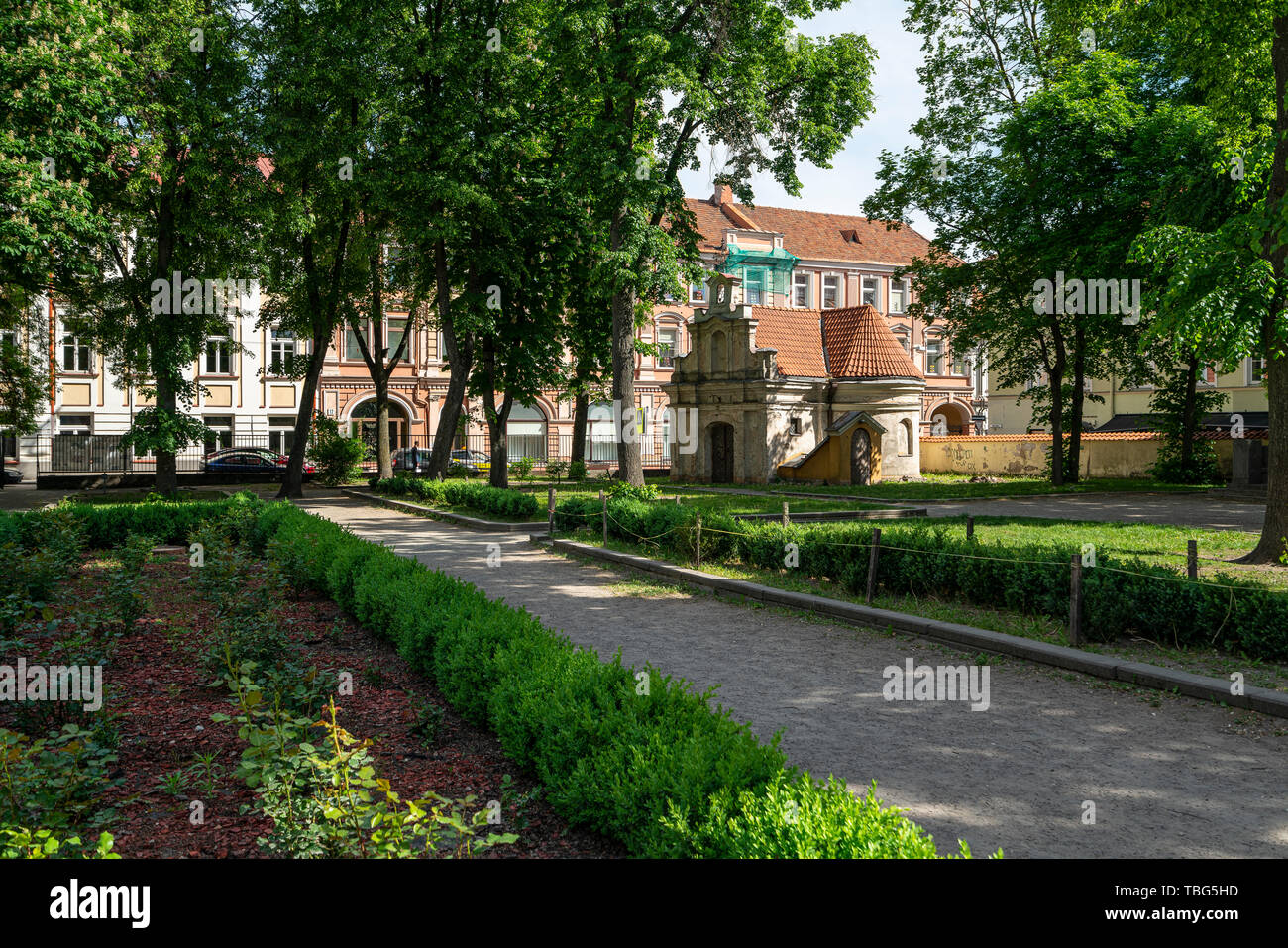 Vilnius, Litauen. Mai 2019. Der Innenhof von Vilnius die Heilige Kirche der Himmelfahrt der Jungfrau Maria Stockfoto