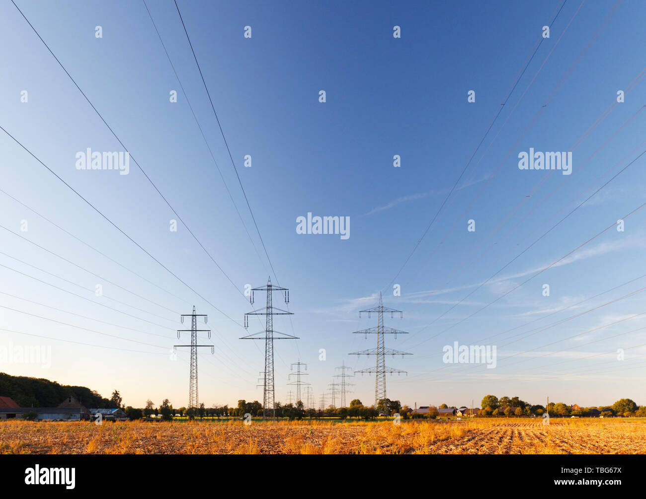 Drei parallele power line Titel mit blauen Himmel. Stockfoto