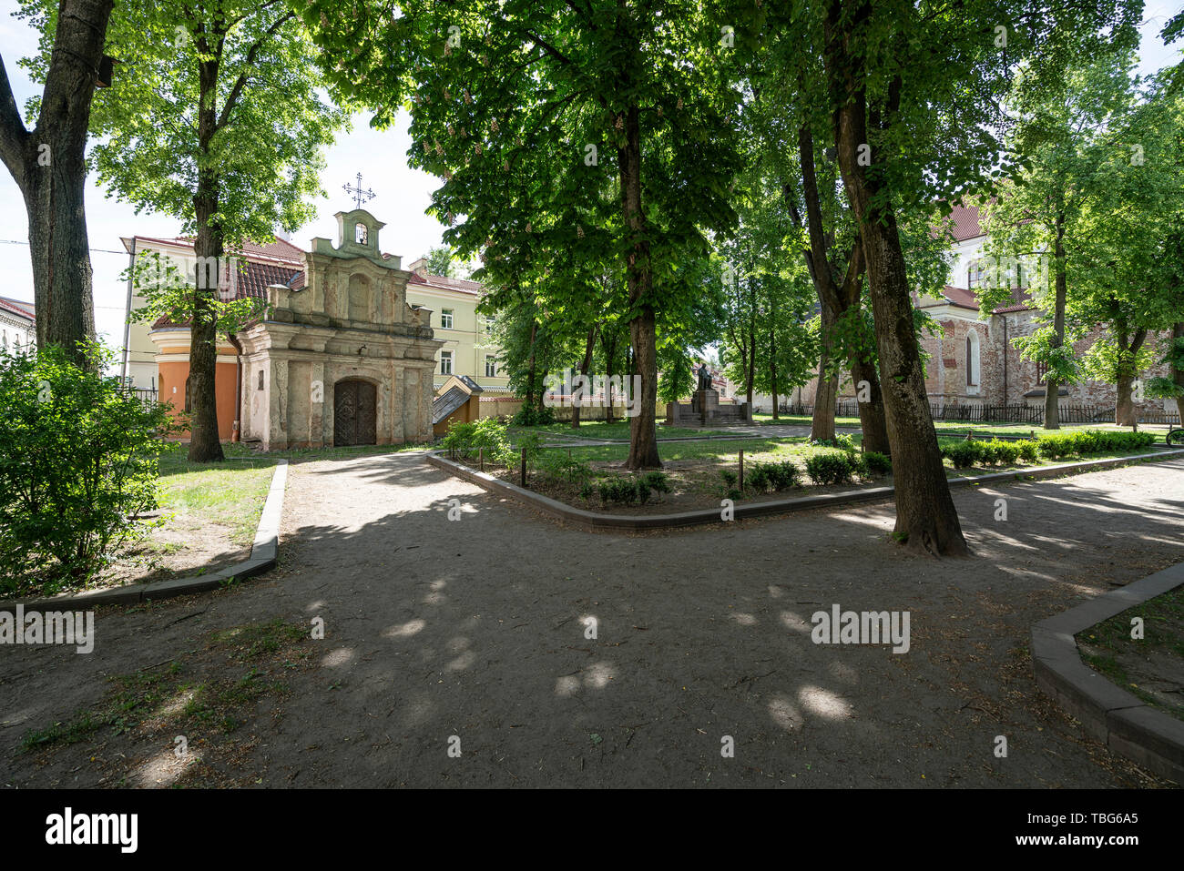 Vilnius, Litauen. Mai 2019. Der Innenhof von Vilnius die Heilige Kirche der Himmelfahrt der Jungfrau Maria Stockfoto