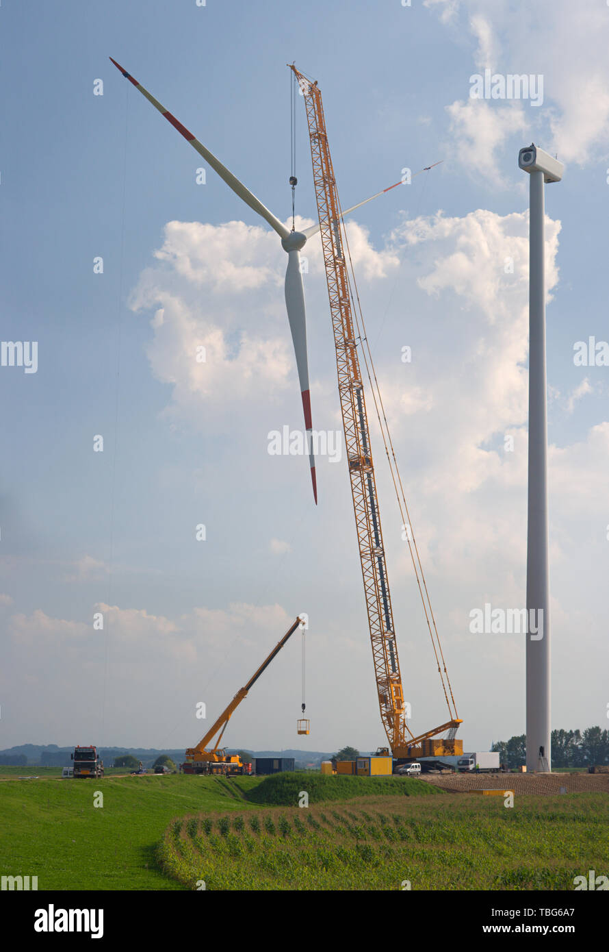 Bau einer neuen Windkraftanlage in der flachen Landschaft. Stockfoto