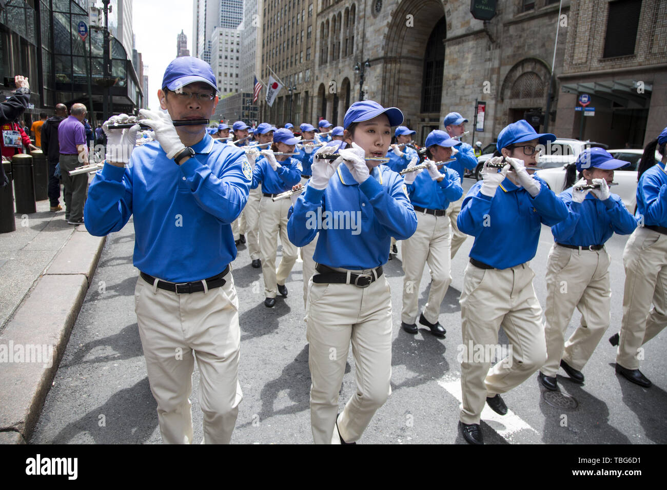 Internationalen Mitglieder von Falun Dafa März von den Vereinten Nationen zum chinesischen Konsulat in NEW YORK fordern das Ende der Verfolgung ihrer Mitglieder in China. Falun Dafa, auch Falun Gong Standard Mandarin Chinesisch: [fàlwə̌n tâfà]; wörtlich: 'Dharma Rad Praxis' oder 'Gesetz Rad Praxis") ist eine chinesische religiöse spirituelle Praxis, dass Meditation und Qigong Übungen kombiniert mit einer moralischen Philosophie zentriert auf die Grundsätze von Wahrhaftigkeit, Barmherzigkeit, und Nachsicht (Chinesisch: 真、、 善 忍). Die Praxis unterstreicht die Moral und die Kultivierung der Tugend, und identifiziert als Qigong der buddhistischen schoo Stockfoto