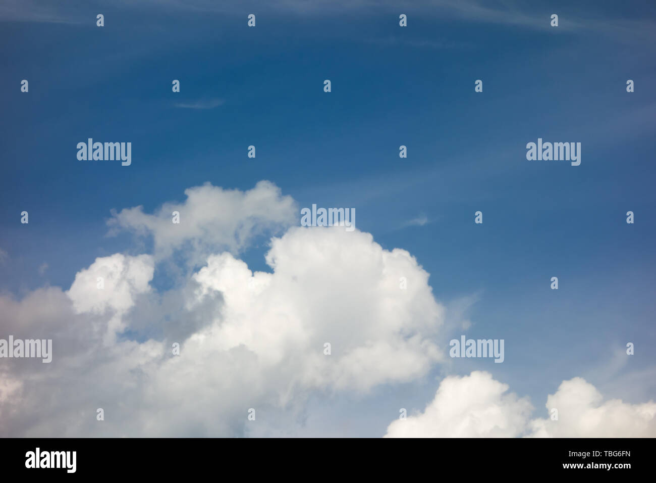 Weiße Wolken am blauen Himmel Hintergrund Stockfoto