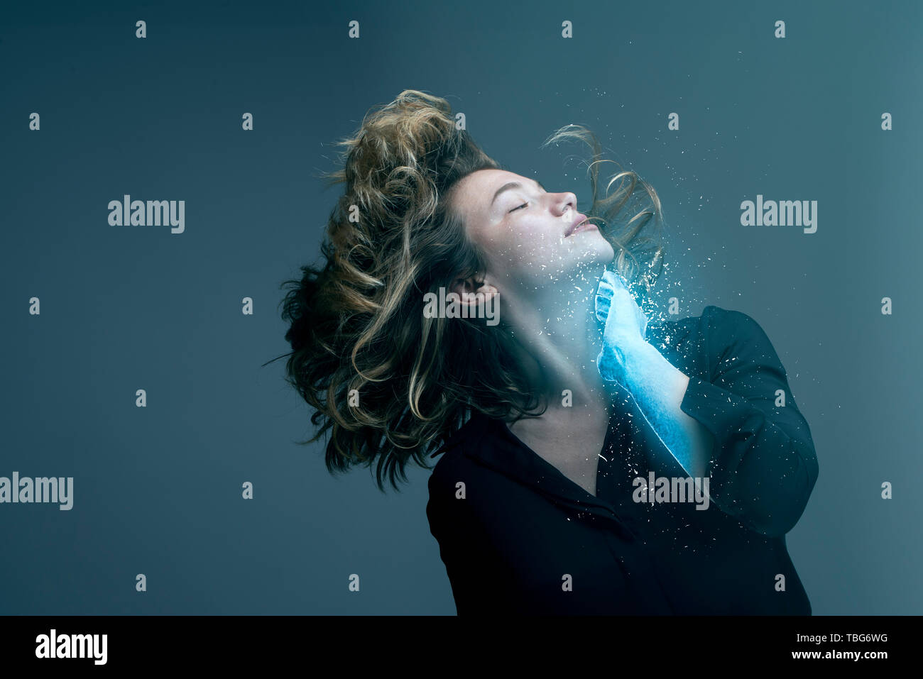 Frau mit fliegenden Haaren und hand Umwandlung in Eis in einer virtuellen Realität Stockfoto