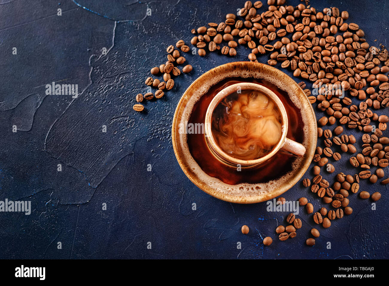Blick von oben auf die Kaffeetasse auf blauem Hintergrund Stockfoto