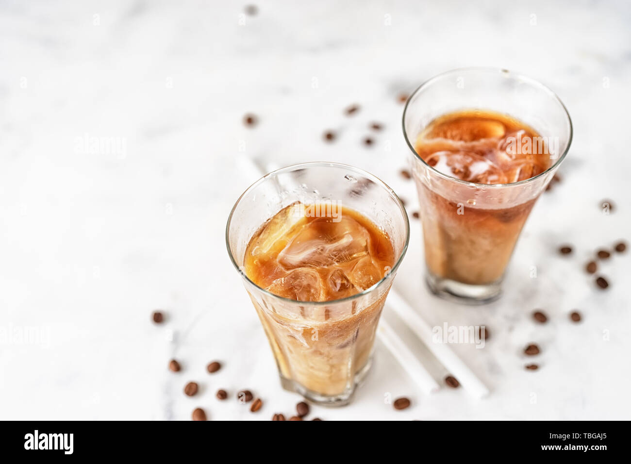 Blick von oben auf die zwei Gläser mit iced Cappuccino Stockfoto