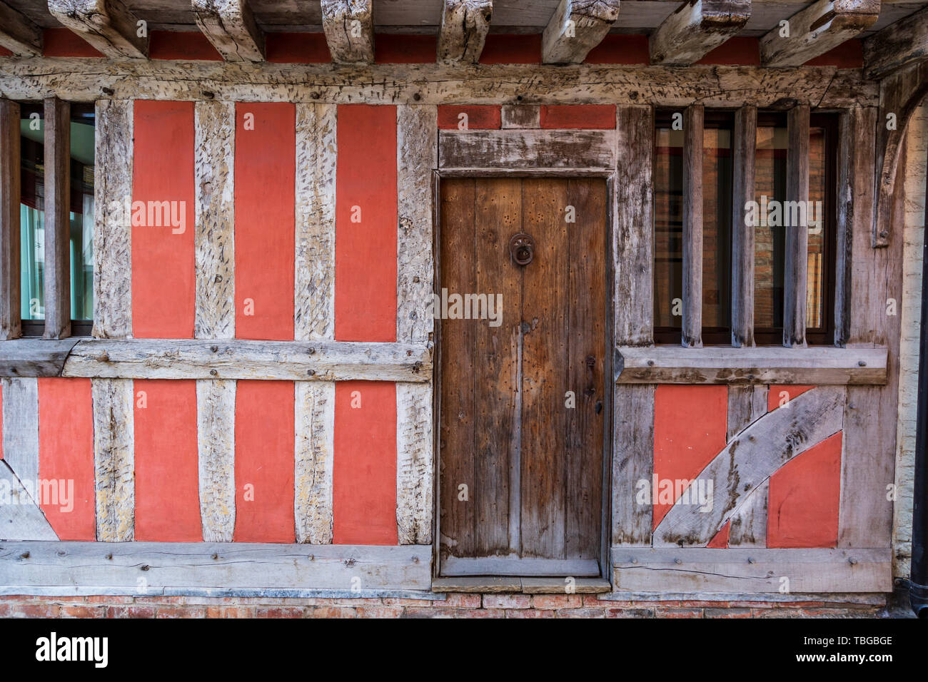 Eine Eichentür in einem alten Holzhaus in Tewkesbury, Gloucestershire, England Stockfoto