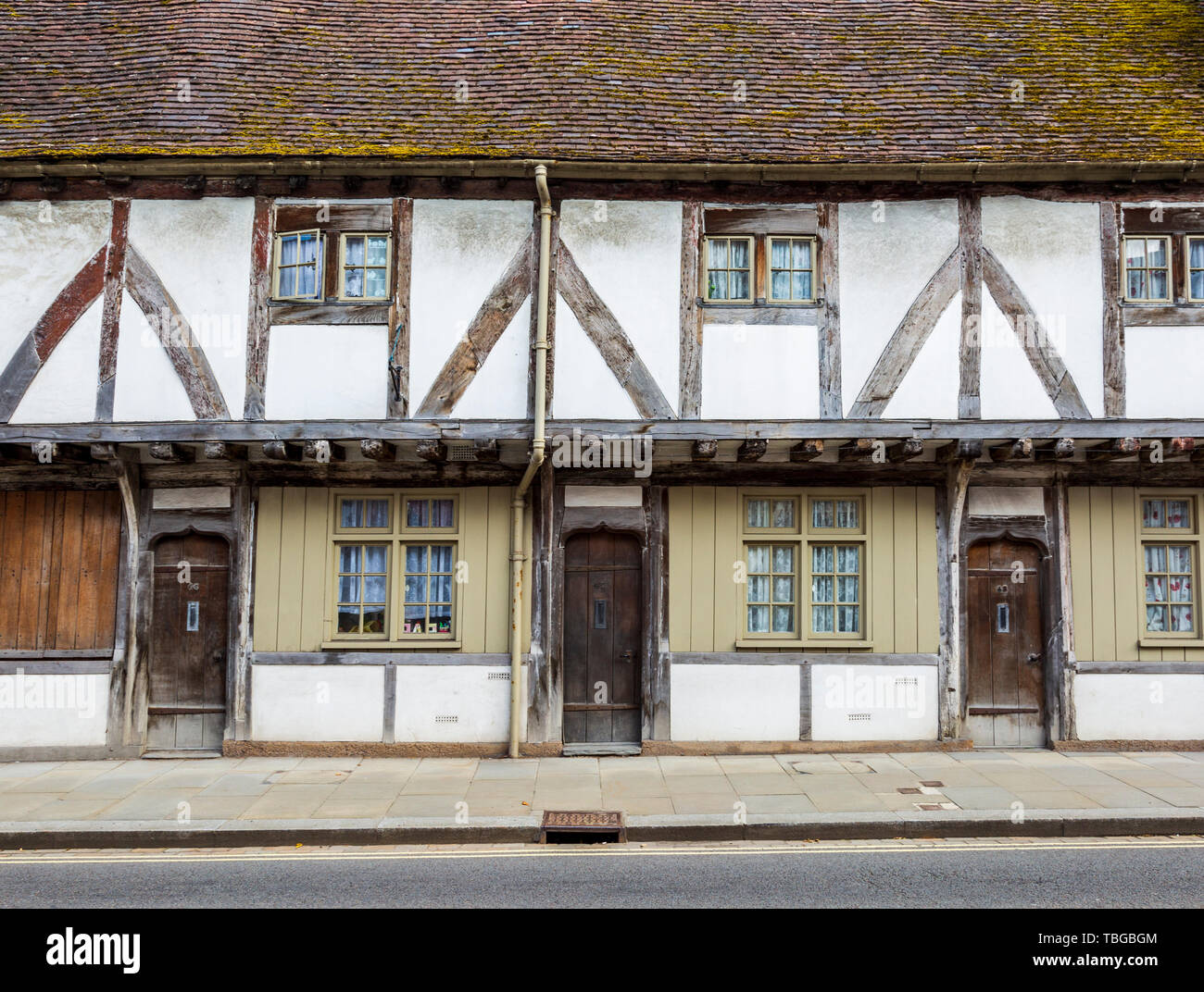 Eichentüren in einer Reihe von Timer-Rahmen-Häusern im mittelalterlichen Tewkesbury, Gloucestershire, England Stockfoto