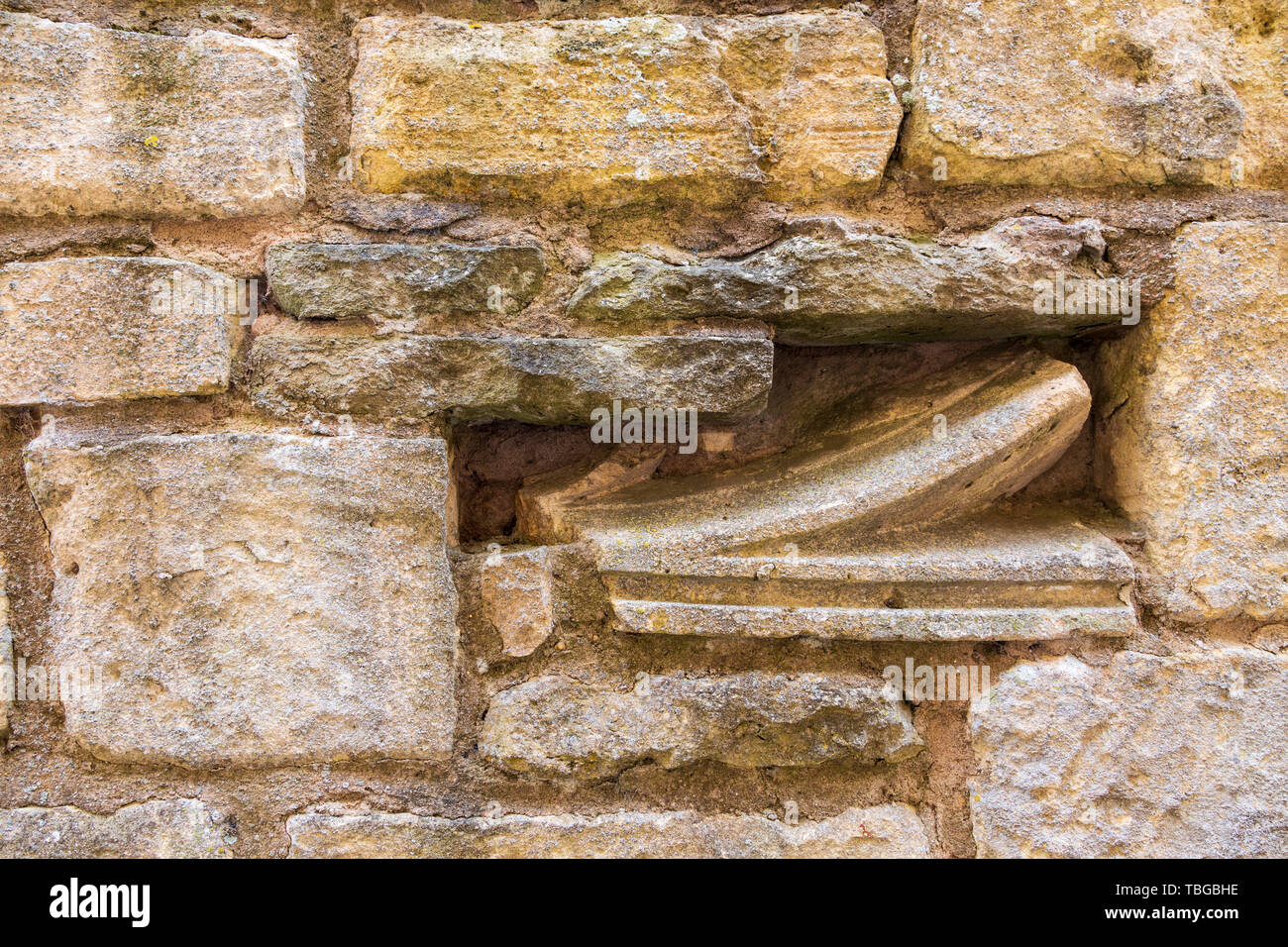 Kirche stein ornament Fragmente in einem Cotswold stone wall Embedded Stockfoto
