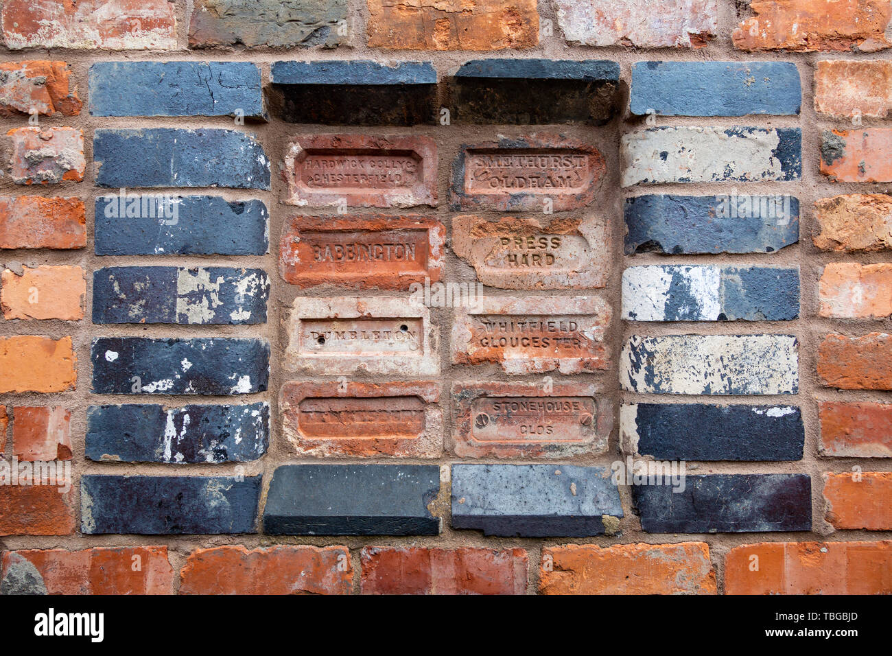 Alte Steine mit dem Stempel des Ihre Dusche in eine Wand in einer Gasse in Stroud, Gloucestershire, England embedded Stockfoto