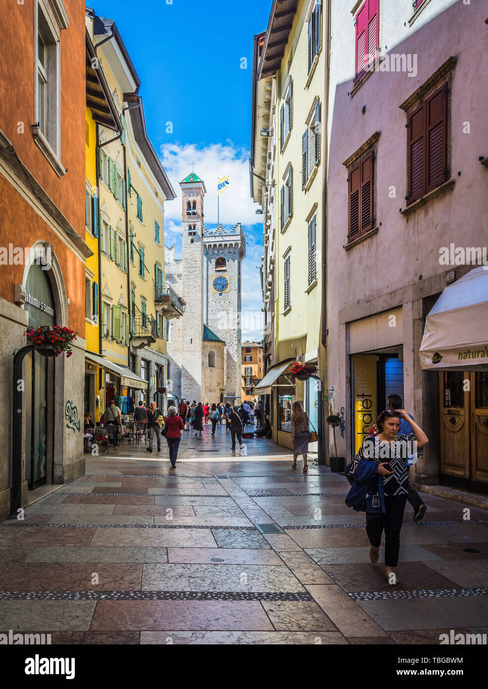 Eindrucksvoller Blick auf das historische Zentrum der Stadt Trient mit seinen antiken Gebäuden - Stadtbild von Trient, Trentino-Südtirol - Norditalien Stockfoto