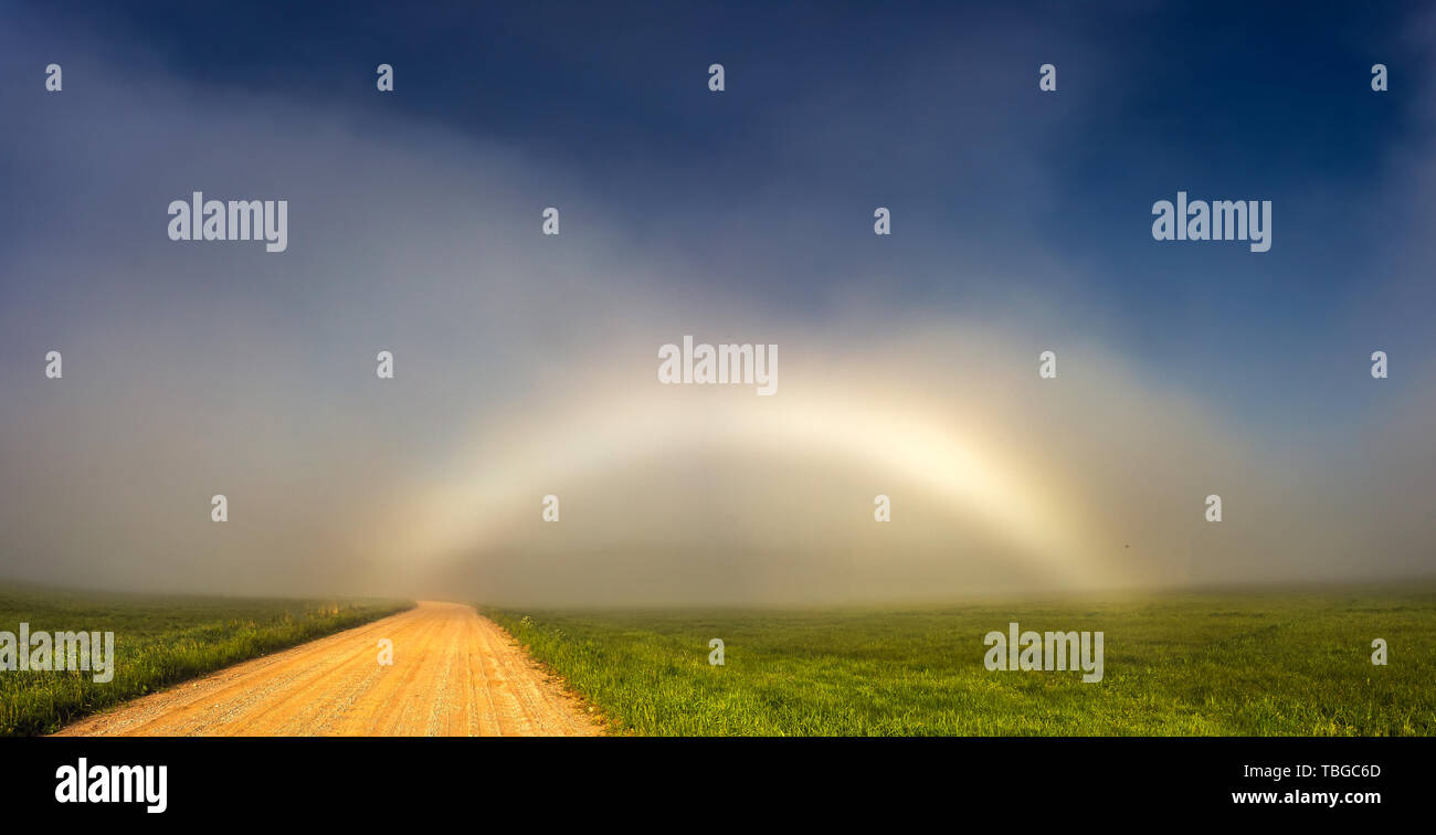 Seltene weiße Rainbow Fogbow in der Nähe des Pfades Stockfoto