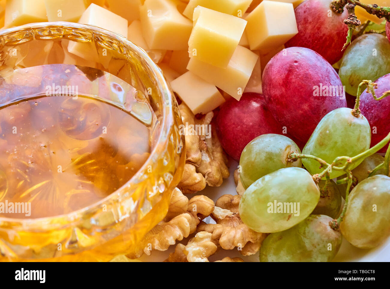 Verschiedene Käse, Weintrauben, Nüssen und Honig gourment sortierten close-up Stockfoto