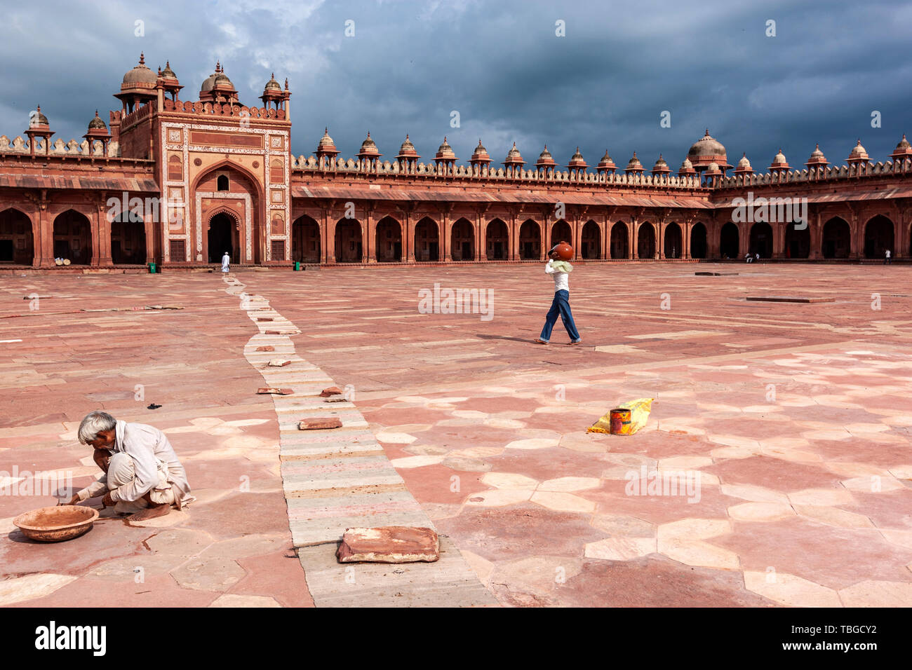 Reparatur der Fliesen in Jama Masjid, Jama Moschee, Fatehpur Sikri, Agra Bezirk von Uttar Pradesh, Indien. Stockfoto