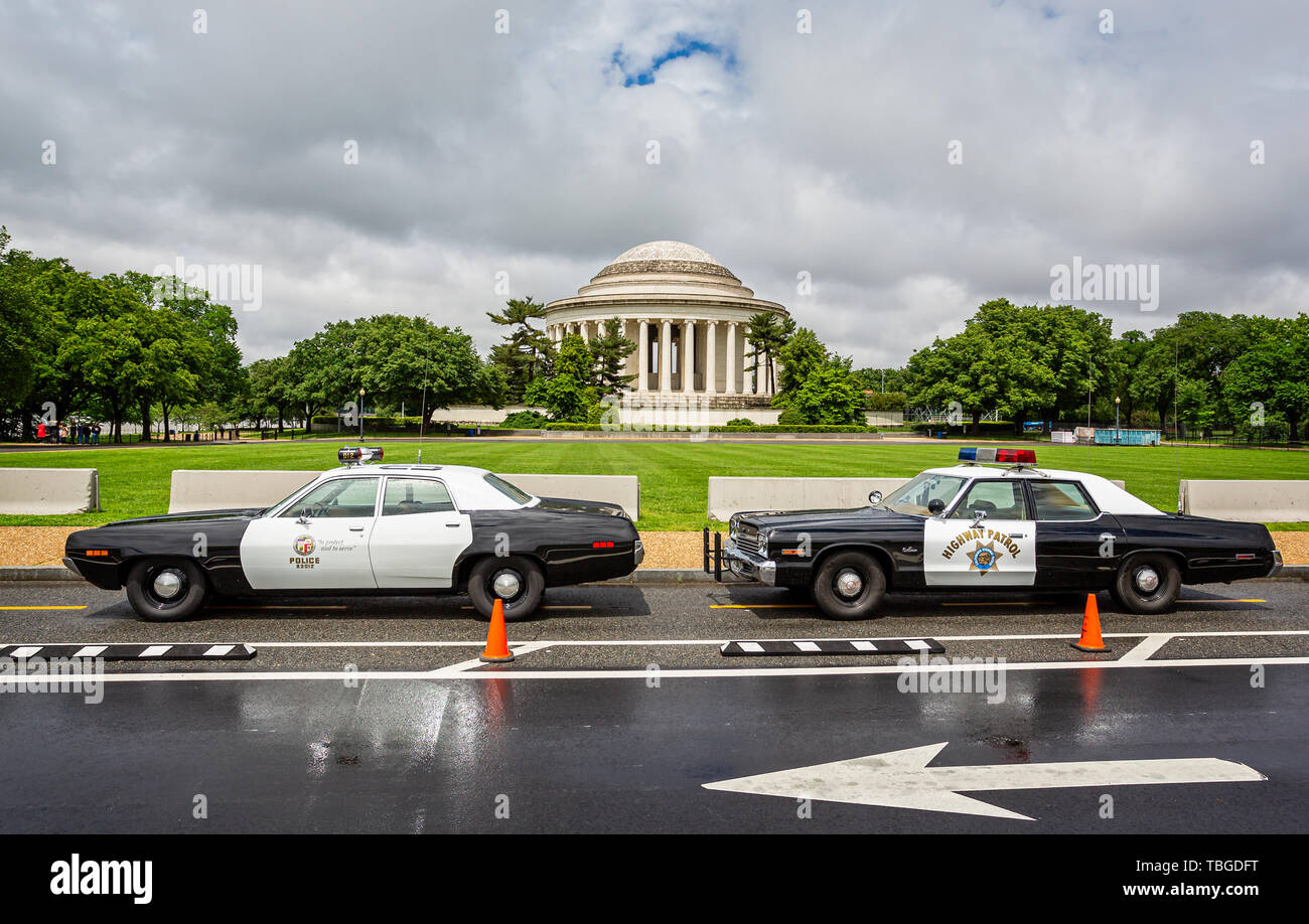Paar vintage Kalifornien Polizei Autos außerhalb des Jefferson Memorial in Washington DC, USA geparkt am 13. Mai 2019 Stockfoto
