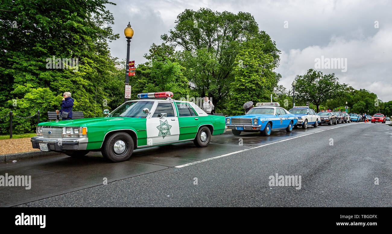 Vintage American Highway Patrol Polizei Autos außerhalb des Jefferson Memorial in Washington, DC, USA am 13. Mai 2019 geparkt Stockfoto