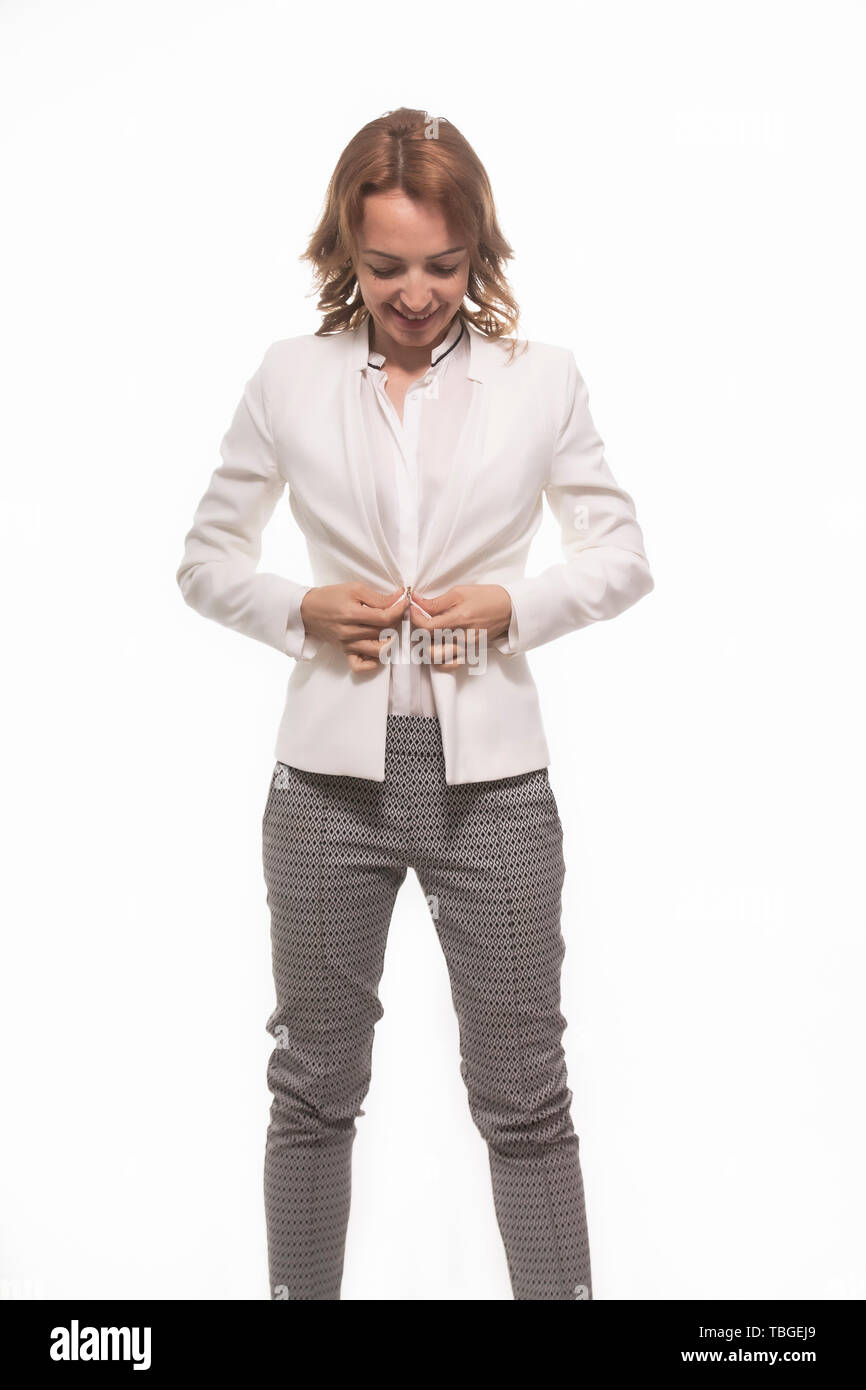 Eine reife Frau, 40 Jahre alt, Geschäftsfrau ihre Jacke zuzuknöpfen. Posing und stand auf. Weißer Hintergrund. In voller Länge Porträt. Stockfoto