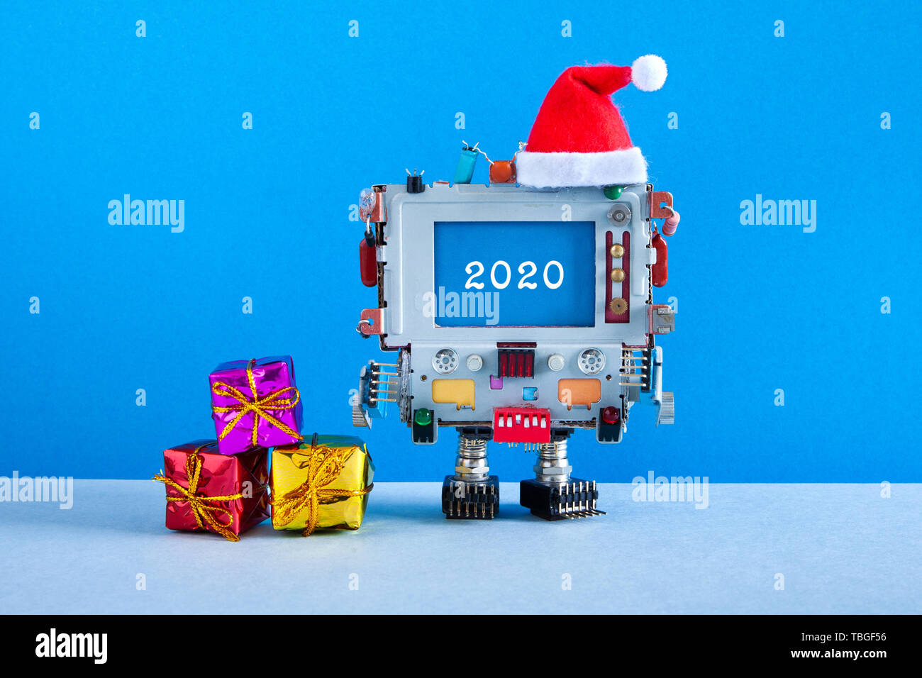 Frohe Weihnachten Happy Jahr Grusskarte Robotik Computer Santa Claus Red Hat Und Geschenkboxen Und Gluckwunschbotschaft Auf Blauen Bildschirm Mod Stockfotografie Alamy