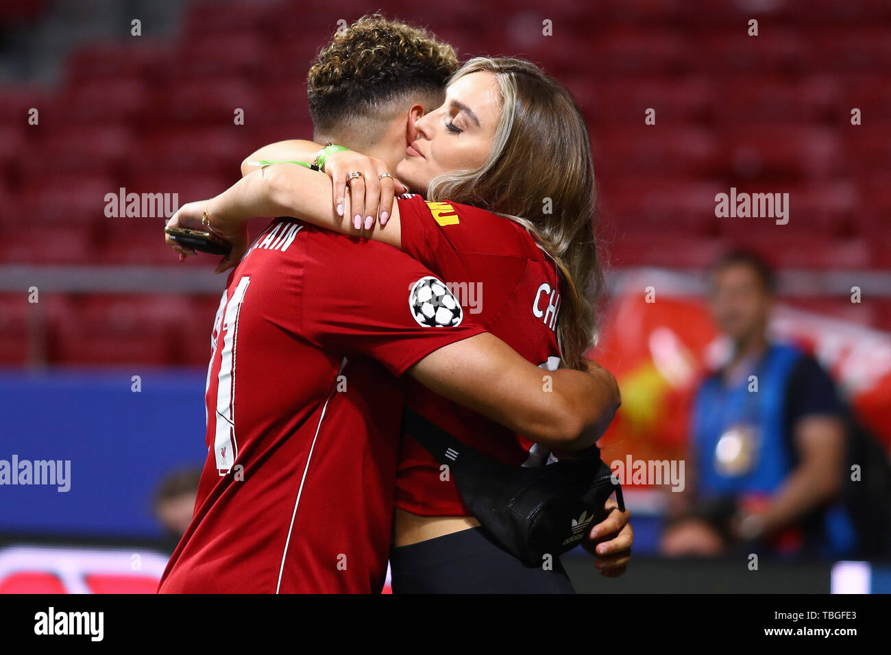 Alex Oxlade-Chamberlain von Liverpool schließt seine Freundin und wenig Mix Interpret, Perrie Edwards - Tottenham Hotspur gegen Liverpool, UEFA Champions League Finale 2019, Wanda Metropolitano Stadion, Madrid - 1. Juni 2019 Stockfoto